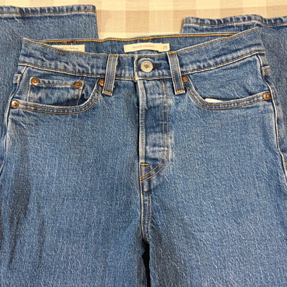 NWOT Levi's Medium Wash Wedgie Icon Fit Straight Leg Jeans - Picture 3 of 14